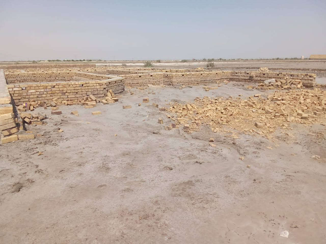 #قطعة___ارض___للبيع
المساحة 250 متر ....
بيه آساس 
المكان حي الملايين قرب البرج 
الاستفسار الاتصال على الرقم 
***********
