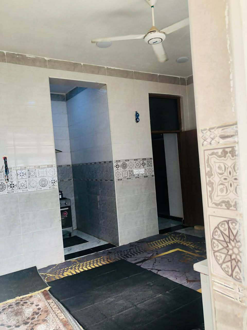 السلام عليكم بيت للبيع بيت بناء جديد
طابقين 
اربع غرف 2 فوك 
و 2 جوا 
3 صحياات 
سطحين 
ديوانية
مطبخ حراري ومطبخ عادي 
صالة داخلية الخظراء مقابل بيع المباشر 
نزلت عقارات الياسمين
للتواصل والاستفسار 
0771 506 7980
