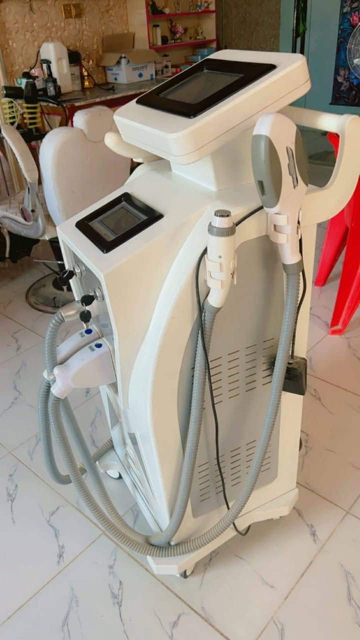 للبيع جهاز ليزر 
تقنية IPL / E-light (الضوء النبضي المكثف):إزالة الشعر: تستهدف بصيلات الشعر لإيقاف نموها بشكل دائم.تجديد البشرة: علاج حب الشباب، إزالة النمش، وتحسين مظهر المسام والتجاعيد البسيطة.علاج الأوعية الدموية: التخلص من الاحمرار والشعيرات الدموية الظاهرة.تقنية ليزر Nd:YAG (ليزر الاندياج):إزالة الوشم (التاتو): يعمل على تفتيت جزيئات الحبر بمختلف الألوان.التقشير الكربوني: تنظيف البشرة بعمق وتضييق المسام وإضفاء نضارة فورية.علاج التصبغات: إزالة بقع الشمس، الكلف، والوحمات الداكنة.تقنية التردد اللاسلكي (RF):شد البشرة: تحفيز الكولاجين لشد الوجه والجسم وتقليل التجاعيد.تحديد معالم الوجه: المساعدة في رفع وشد ترهلات
*********** وات ساب
