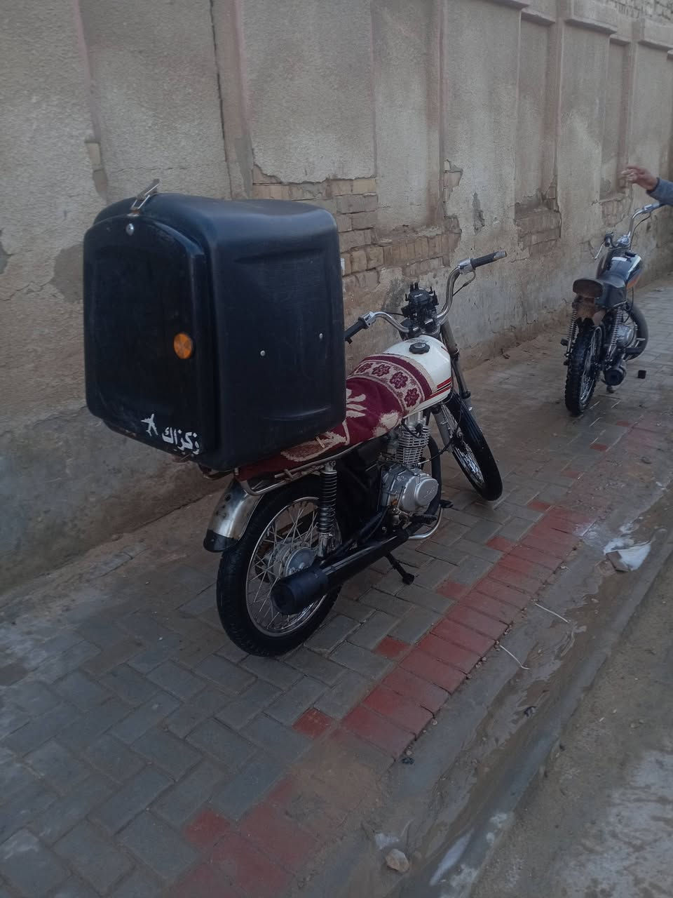 شباب دراجه لبيع تخبل دراجه كلشي مابيه غراض جدد وذا تريده مال دلفري هم كامله ستان وصندوك وبوم أوراقه سكنر وغراض نامه لسعر ٥٥٠ وبيه مجال مكانه دوانيه حي لعسكري شارع الوكفه***********
