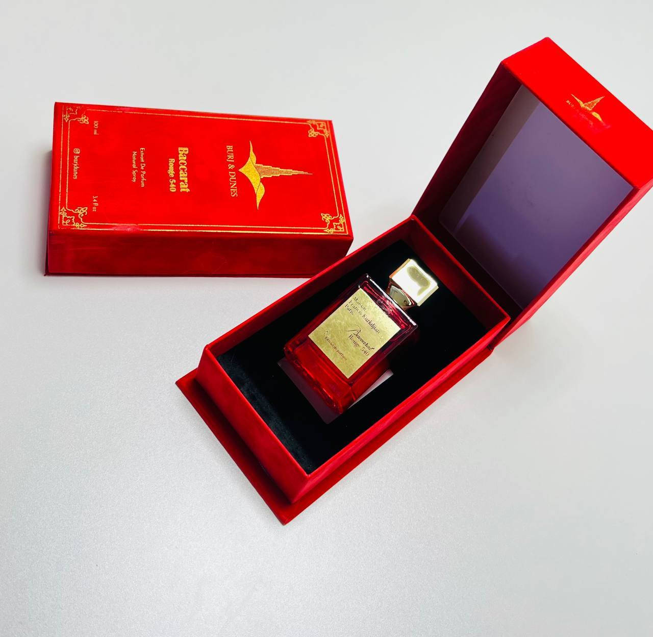 ✨ عطر باكارا روج 540 – Bury & Dunes ✨
💎 حجم 100 مل – Eau de Parfum 💎

عطررر الفخامة والرقي بكل معنى الكلمة 💃🕴
مستوحى من العطر الشهير Baccarat Rouge 540
ينطيچ تجربة ساحرة تجمع بين الغموض والجاذبية 🖤🔥
ثباته قوي وفوحانه يبقى وياچ لساعات ✨💨

🌸 نوتات العطر:
🔸 المقدمة: الزعفران – زهر البرتقال
🔸 القلب: الياسمين – خشب العنبر
🔸 القاعدة: خشب الأرز – المسك – ريزن الصنوبر

💼 يناسب كل الأوقات:
سواء سهرة، مناسبة خاصة، أو طلعة مميزة ✨
(عطر يونيكس 👩‍❤️‍👨 للجنسين)

🌟 المميزات:
✔️ تصميم أنيق بعلبة فاخرة
✔️ فوحان قوي وثبات يدوم
✔️ تركيبة متوازنة تبهر الحواس


**إذا كنت صاحب هذا الإعلان وتريد حذفه لأي سبب، رجاءا أرسل رسالة إلى الدعم الفني**
