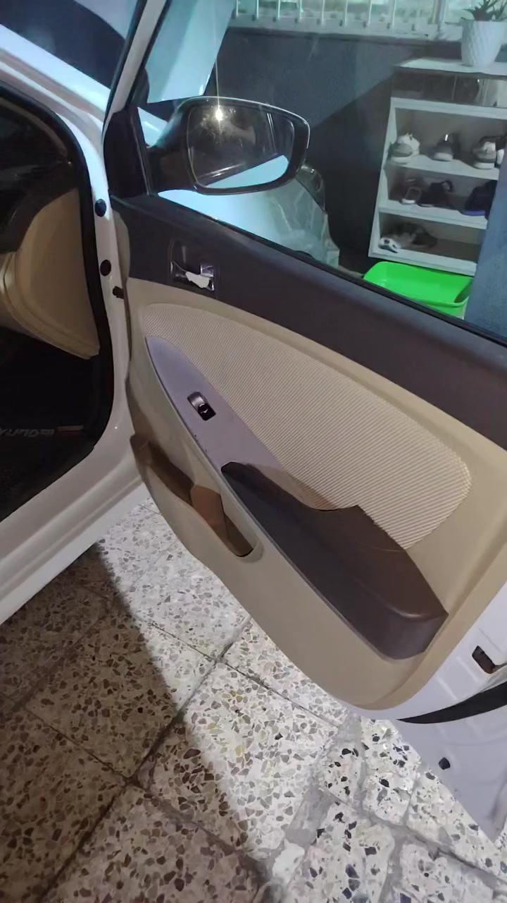 السلام عليكم سياره نوع اكسنت  خليجي 2012 فول موصفات واحد على واحد فتحت سقف شاير مري  حساسات كامره دواره كفاله  كفاله كير مكينه حداديه تبريد كفاله السعر 100 رقم الهاتف***********
