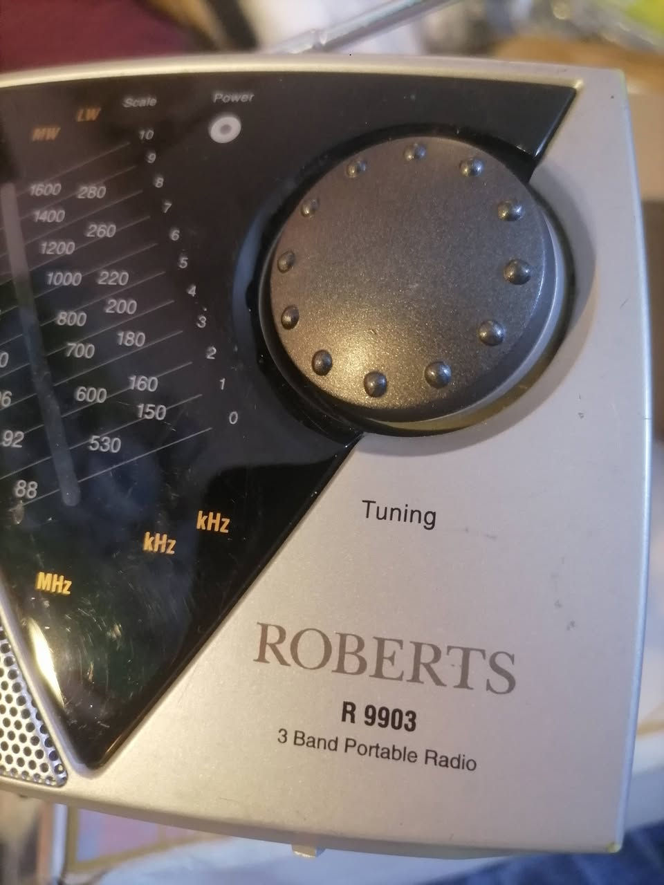 راديو روبرتس (Roberts) طراز R9903، وهو راديو محمول يعمل بـ 3 نطاقات (AM/FM/LW).يتميز الجهاز بتصميم فضي اللون مع قرص ضبط كبير وعمود هوائي تلسكوبي.يعمل الراديو باستخدام البطاريات، مما يجعله مناسباً للاستخدام المحمول.


**إذا كنت صاحب هذا الإعلان وتريد حذفه لأي سبب، رجاءا أرسل رسالة إلى الدعم الفني**