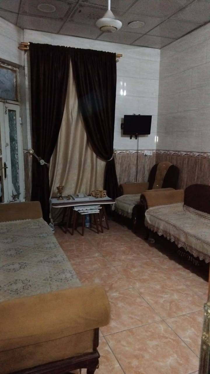 للبيع بيت ٥٠ متر طابو صرف حي الإطارات نهايه شارع ٦٠ طابق ونص لبيت نضيف جدآ طابوق جمهوري سقف كونكريت مسلح رقم ***********
