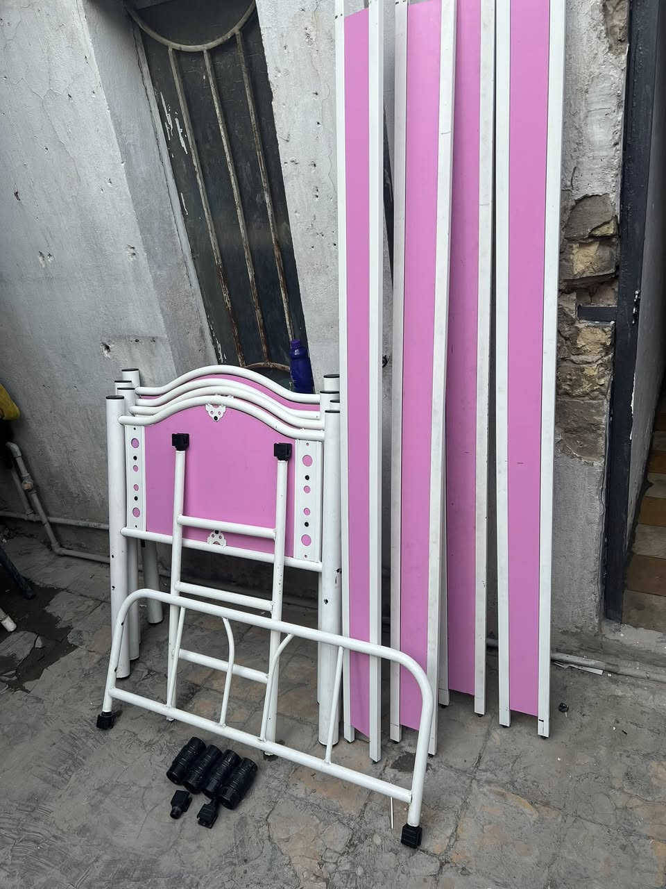 سرير أطفال حديد نظيف مآبي ضرر سعر ١٠٠ الف مكان بغداد ***********
