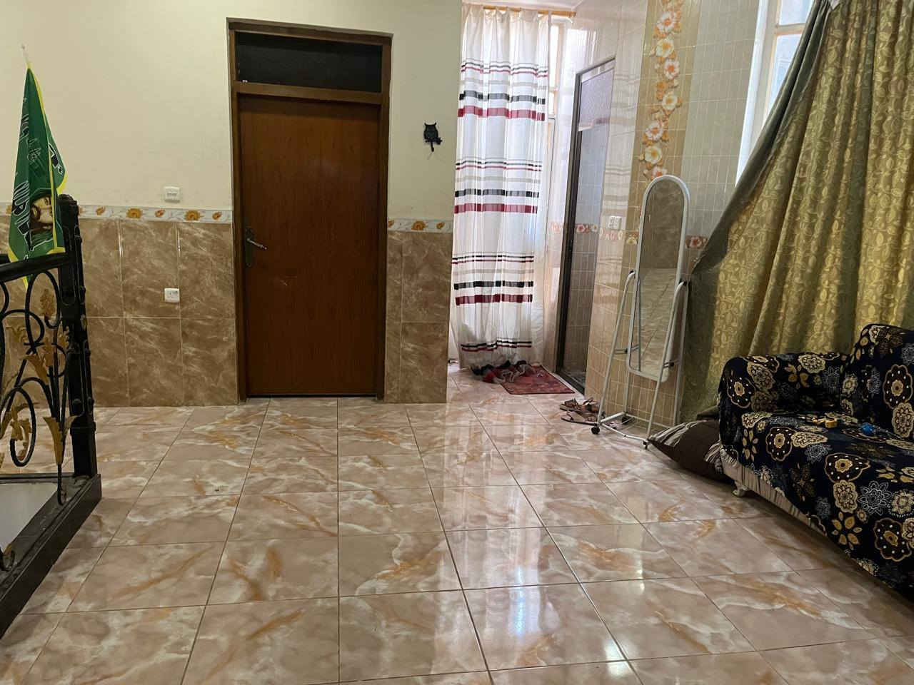 دار للبيع في حي السلام المربع الذهبي ..ركن مساحته ١٦٧ م يحتوي على ٤ غرف نوم  ٢ حمامات  واستقبال وهول داخلي مغلف بسيراميك اسباني .واجهه البيت ٨ م للاستفسار الاتصال على ***********
