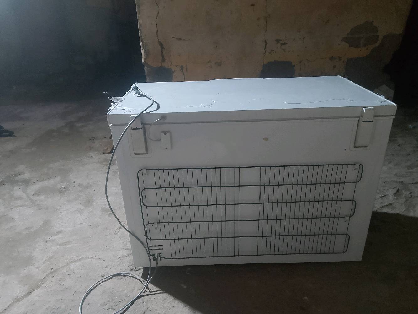 مجمدة العلامة التجارية AL-RAHMANI بحالة جيدة. تستخدم لحفظ الأطعمة والمشروبات لفترة طويلة. الحجم مناسب لمختلف الاحتياجات اليومية وتعمل بكفاءة عالية. مثالية للاستخدام المنزلي أو للأعمال التجارية الصغيرة.