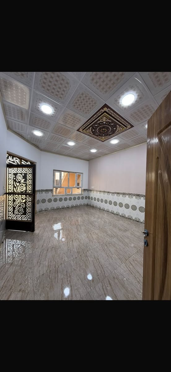 دار للبيع الديوم التصنيع
مساحة ١٥٠ متر 
بيت طابقين معزول كل طابق وحد
كل طابق يحتوي
٢ غرفة نوم + صحيات + استقبال + ٢ مجموعة صحية
السعر ٧٧ مليون وبي مجال
للاتصال ***********
مكتب يوسف للعقار
