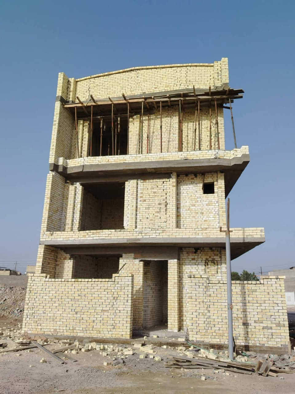 هاذي أحد عمالي من البناء في الكوت مع اخوكم أبو حسين الخلفه للبناء ***********
