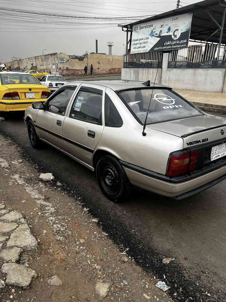 سلام عليكم عندي اوبل فكتره البيع حجم 20موديل 92  مكينه وكير تماتيك شرط رقم نينوى الماني كوربون بنزين موجود اربع تواير جدا طخم جديدمكفولة من طخه كامل   سلايت  ***********//***********
