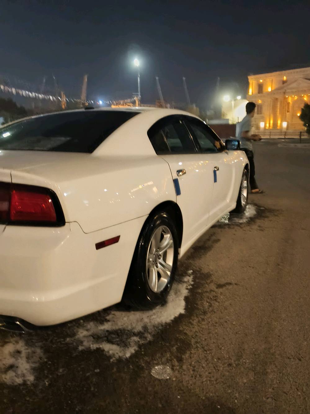 سيارة دودج تشارجر لون أبيض للبيع. بحالة ممتازة ومظهر جذاب كما يظهر في الصور. مثالية للقيادة داخل المدينة وخارجها بمحرك قوي وأداء عالي. للمزيد من التفاصيل يرجى الاطلاع على الأسئلة أدناه.