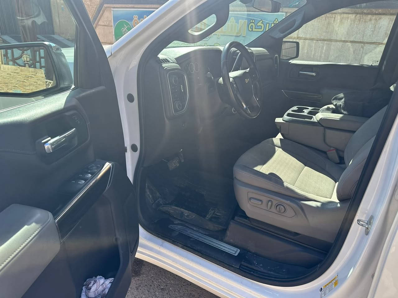 سلام عليكم شفر سلفرادو
وارد امريكي جاملغ وبنيد 
28.000 ميل 
مديل 2022
مواصفات LT
باب طويل بدي كصير 
رقم بصره بسميً
4*4
محرك 5300 
سعر 285 وبي مجال قليل 
مكان السياره بصره 
‭0787 225 5779‬
***********
