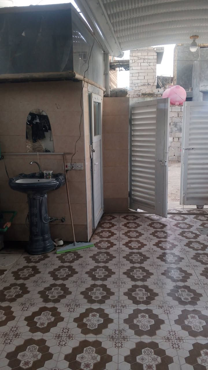 السلام عليكم بيت مساحة 150م طابقين  يحتوي على 4غرف نوم وصالة ومطبخ وهول وصحيات وكراج  ***********
