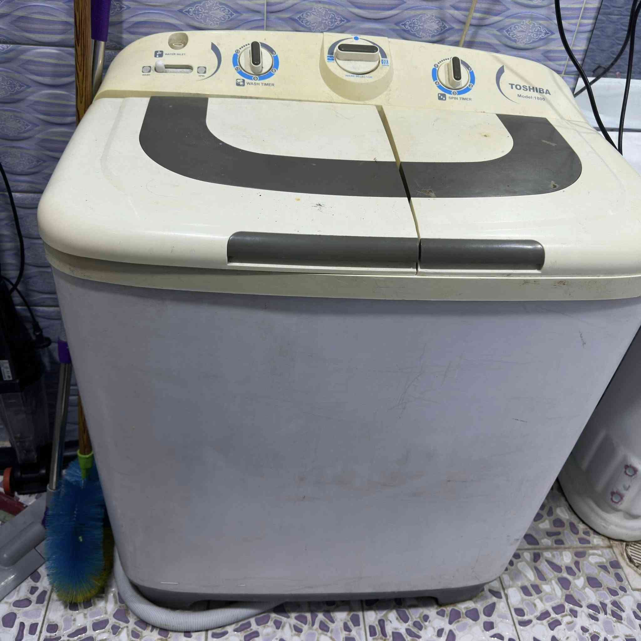 السلام عليكم شباب هاي الغراض للبيع سبلت طن يشتغل على المولد TCL ممشتغل فقط موسم واحد وتدفئة وتبريد سعره 250 وبي مجال الغسالة نظيفة كلش سعرها 75 وبيها مجال والطباخ المنضدي سعره 20 قفل والله مابي مجال ***********
