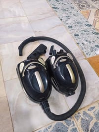 مكنسة كهربائية عدد 2 شغّالة  وحدة وية كل ملحقاتة والثانية بدون ملحقات ...