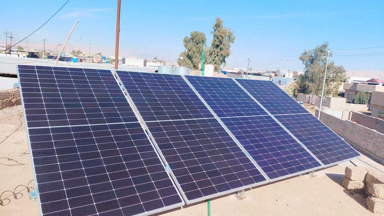 🔆 إنجاز نوعي جديد يُضاف إلى سجل النجاحات
📍 من موقع العمل – برطلة
🗓️ الاثنين 16 / 2 / 2026
في خطوة جديدة تعكس الريادة والاحتراف في مجال الطاقة المتجددة، يعلن مكتب روژ للطاقة الشمسية عن إكمال مشروع استراتيجي مميز تمثّل بـ تحويل مكتب علي ابو رسول  إلى منظومة طاقة شمسية متكاملة تعمل بكفاءة عالية واستقرار تام.
⚡ تم تنفيذ المشروع بسعة 8 أمبير نهاري و4 أمبير ليلي، لتوفير طاقة كهربائية مستقرة وآمنة على مدار الساعة، مع تقليل الاعتماد على الشبكة الوطنية والمولدات، وفق أعلى معايير الجودة والكفاءة والاستدامة البيئية.
🌞 يأتي هذا المشروع ضمن رؤية مكتب روژ الهادفة إلى نشر ثقافة الطاقة النظيفة، ودعم التحول الحقيقي نحو الطاقة المتجددة في إقليم كردستان والعراق عموماً.
🔧 مواصفات المنظومة المنفذة:
▪️ ألواح Allolla بقدرة 600 واط
▪️ عدد الألواح: 4 لوحاً
▪️ ضمان الألواح: 12 سنة
▪️ إنفرتر Motoma بقدرة 4 كيلوواط – ضمان 2 سنوات
▪️ بطاريتا تيوبلر بسعة 220  كيلوواط لكل بطارية – ضمان 1 سنة
✨ مشروع جديد يرسّخ الثقة… ويؤكد أن روژ ليست مجرد شركة، بل شريك حقيقي في الاستقرار الطاقي.
🔥 هل تفكر بتحويل منزلك أو مشروعك إلى طاقة مستقرة وموفّرة؟
مكتب روژ للطاقة الشمسية يقدّم لك حلولاً ذكية مصممة حسب احتياجك وبأحدث التقنيات العالمية.
📞 للتواصل والاستفسار:
👷‍♂️ مهندس قيدار
*********** – ***********
👤 سلام سلو
*********** – ***********
#طاقة_شمسية #مكتب_روژ_للطاقة_الشمسية #HighVoltage
#الاستدامة #طاقة_متجددة #روژ_تبدع
#أربيل #بعشيقة #هولير #العراق
