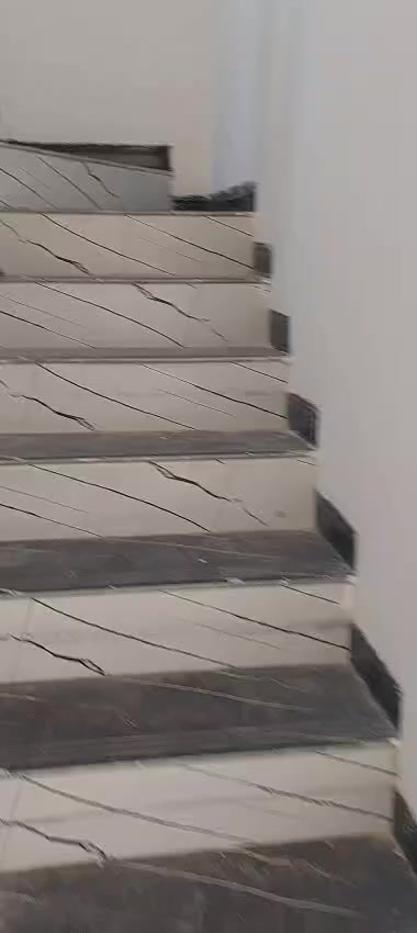 دار للايجار ٣٥٠ الف 
■دار للايجار... 
    ■بناء جديد ٣٥٠ الف ( شرط موظف حكومي )
    ■( اعتذر جداً اذا كنت غير موظف لا تتعب نفسك )
    ■  ١٠٠ متر طابقين كما موضح في الفيديو ٣ غرف نوم 
تكريت التوحید قرب جامع الويس والملعب الخماسي
قريب على المدارس والاسواق والصيدلية
للاستفسار 
077‪05133909 واتساب + اتصال
***********‪
