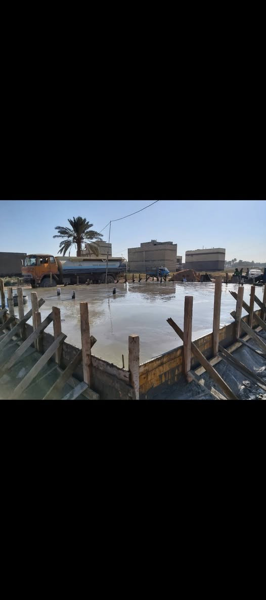 السلام عليكم بيت للبيع المساحة 125 متر المواجهة 10 متر ولنزال 12.5  ومن على شارع 20 متر وبصفة شارع عشرة متر بناء درجة اولى على ايدي بنيته يحتوي على 4 غرف نوم ثنين جوه وثاني فوك استقبال كبير ومطبخ كبير زائد مطبخ حار المساحة كلها بناء ويحتوي على تشجير ملاسق للبيت سويته كراج المساحة الكلية 165 متر لبيت بناء درجة اولى الشيء كله اوكراني والارضية مرمر تركي ولسيراميك هندي صور مراحل البناء موجودة البيت قاط ونص 4 غرف نوم *********** لبيت كامل مابي اي نقص السعر مناسب
