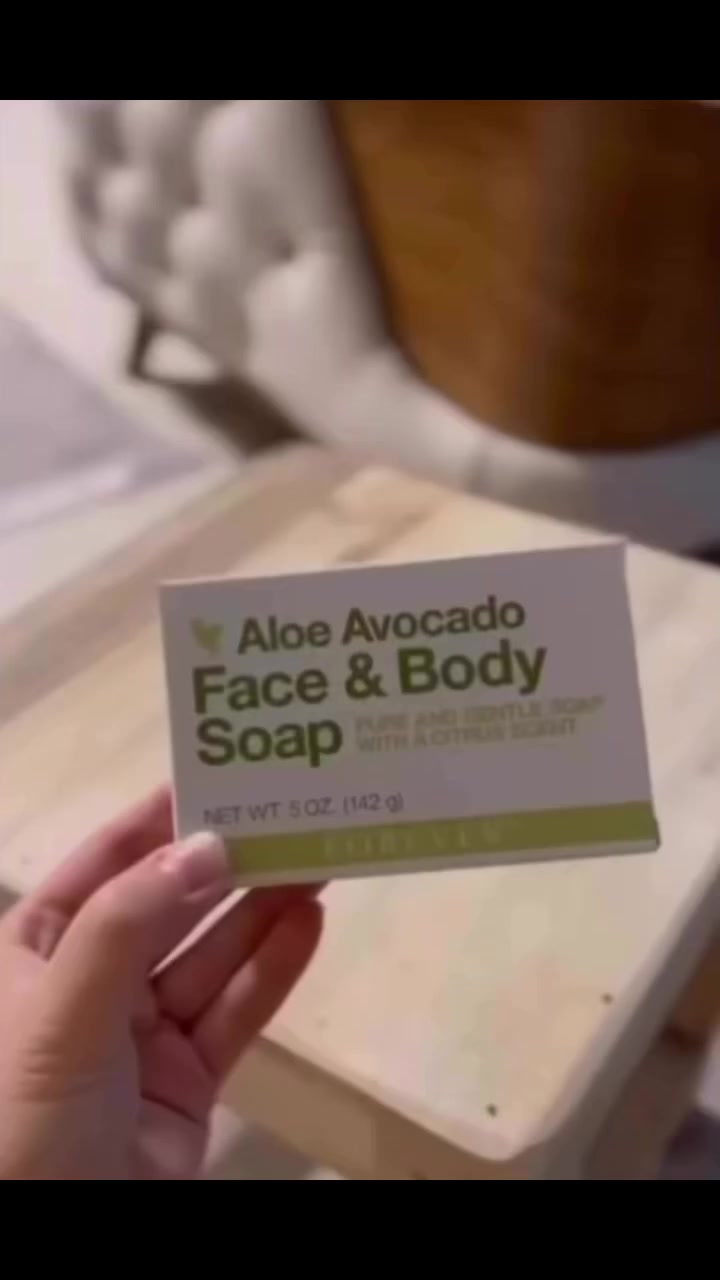 ما هي فوائد صابونة الافوكادو من فور ايفر؟

نظرًا لتأثير هذه الصابونه على البشرة بشكل إيجابي مذهل أصبح الكثيرون يقبلون على استخدامها على البشرة 

ما أهم فوائد صابونة الأفوكادو هي ما يلي:

يضفي على البشرة نعومة وجاذبية لا مثيل لها ويحميها من البثور وحب الشباب.

تساعد صابونة الافوكادو على جعل البشرة بيضاء كالثلج مع كثرة الاستخدام.

تزيل هذه الصابونة جميع أنواع الدهون الموجودة على البشرة وتصلح لجميع أنواع البشرة سواء الحساسة أو الدهنية أو الجافة.

للصابونة رائحة عطرية منعشة للغاية تعطر الجسم حتى بعد الاستحمام بمدة طويلة، سوف تشعر برائحة الليمون تنتشر من حولك.

تحتوي الصابونة على مجموعة رائعة من الفيتامينات مثل فيتامين ه وفيتامين أ وفيتامين د وفيتامين ب.

إذا كنتِ تعانين من الاسمرار في بعض الأماكن الحساسة سوف تساعد هذه الصابونة على إزالته تمامًا وتفتيح جميع هذه المناطق.

تساعد على التنظيف العميق والترطيب الشامل للبشرة.

تلطف البشرة وتحافظ عليها وتعالج الاحمرار والتهيجات والحساسية بشكل فعال.

من اهم مميزات هذه الصابونه هي أنها تساعد على تفكيك الدهون التي تكون عالقة بالبشرة أو اليدين
🦋🦋🦋🦋🦋🦋
 #بشرة#صحة #التريند #منتجات_آمنة_للاستخدام #العلاج_بالمكونات_الطبيعية #منتجات_تعيد_لك_نشاطك #الحجزوالاستفسار #شامبو


**إذا كنت صاحب هذا الإعلان وتريد حذفه لأي سبب، رجاءا أرسل رسالة إلى الدعم الفني**