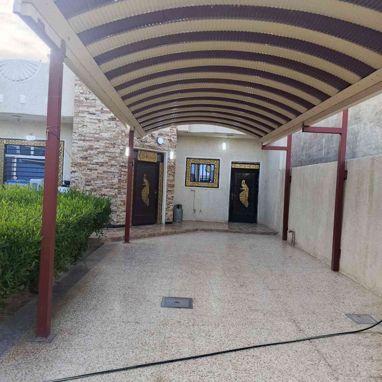 سلام عليكم يوجد بيت للبيع ال مساحه 200 حي الفرسان قرب جامع صابرين قاط واحد ويوجد بيت قاطين وهم نفس ال مساحه وبنفس الفرع قرب ال متخار ابو شهد   ***********.  *********** ول شراي يدلل ول يجي ما يكون خاطره طيب
