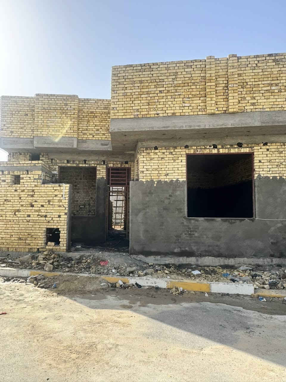 السلام عليكم بيت زراعي المساحه 100 م البيت تستلم كامل مفتاح المكان ازديناويه قرب مدرسه صفي الدين ***********
