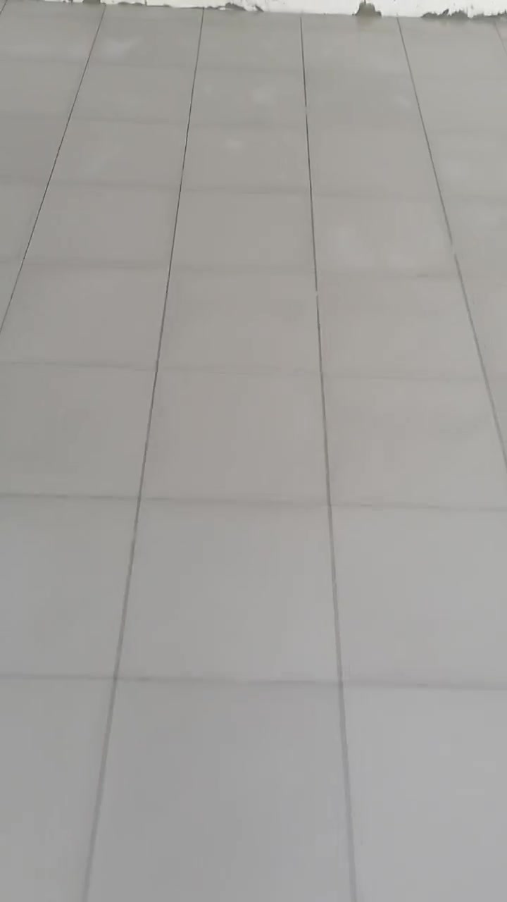 السلام عليكم شلغي ارضيات وجداري شغل درجه اولى المتر على 4الف للتوصل***********
