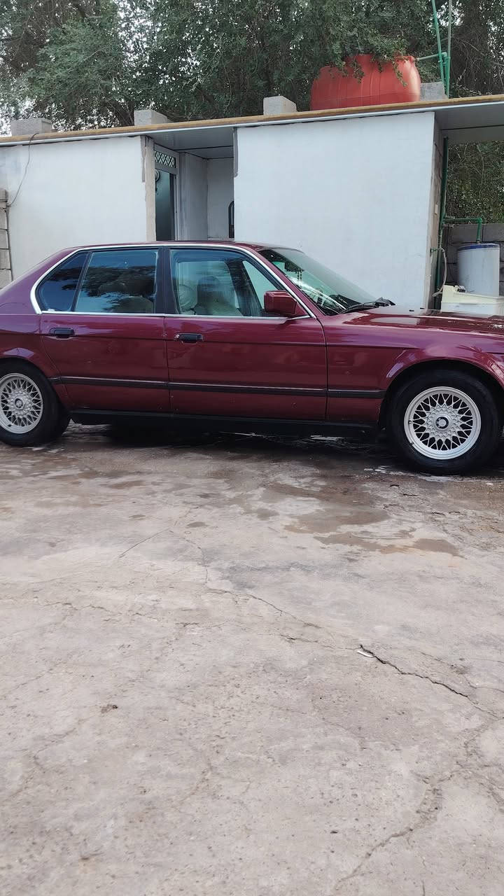 السلام عليكم للبيع موديل 92 730 اصل 8سلندر سنويه بليته سياره جاهزه خير من الله تبريد نقص غاز فقط سنويه ساقطه  معروضه ٥٥ وبيه مجال مكان سياره بابل جبله رقم *********** بالخدمه
