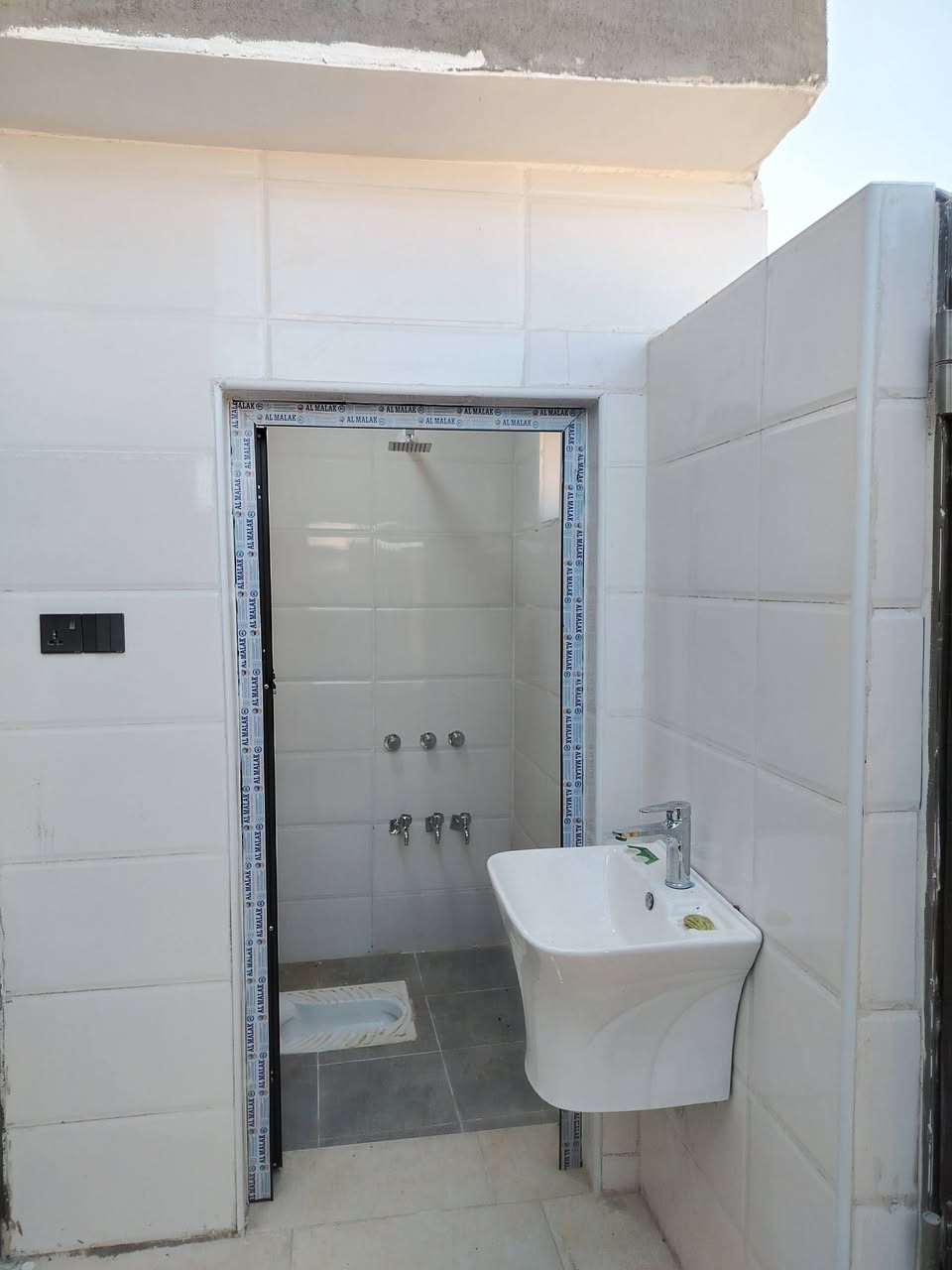 دار للبيع المساحة 100م طابو صرف في حي الغدير على ساحة السعر 90 وبيها مجال اتصال ***********
