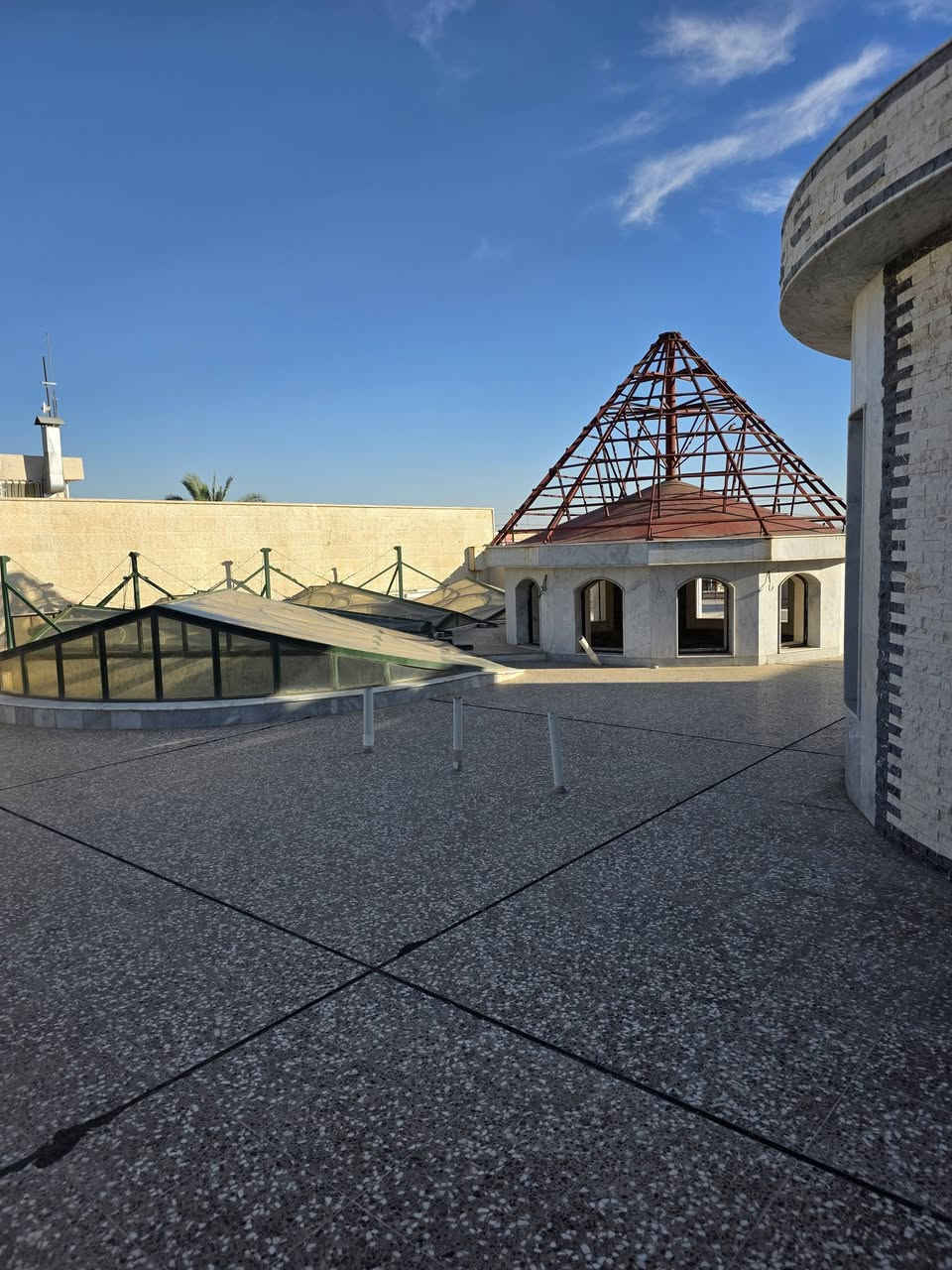 دار للبيع  المساحة 600 م 20 × 30م زيرو بناء حديث مواصفات عالمية نظام اسويتات ومسبح ونافورات وسقوف متحركة اتجاه قبلة الموقع موصل القادسية الاولى شارع 15 م .لمن لديه امكانية الشراء او استبدال بعقار اخر الاتصال على ارقام صفوة البيت للعقار موصل حي المصارف قرب جامع سعدي مهدي 
***********
*********** ابو عبدالرحمن
