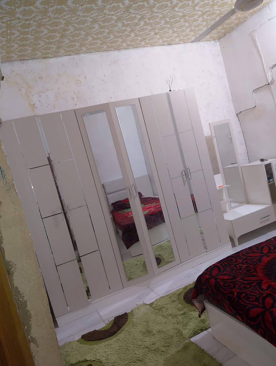 السلام عليكم بيت تجاوز للبيع الزعفرانيه شارع المعهد خلف منصة السيد مساحة 120 يحتوي على غرفتين نوم و استقبال و مطبخ و طرمه مجاري رئيسي سحب و وطنيه قريب عل شارع السعر (25) و بي مجال الاستفسار اتصال على الرقم (***********)
