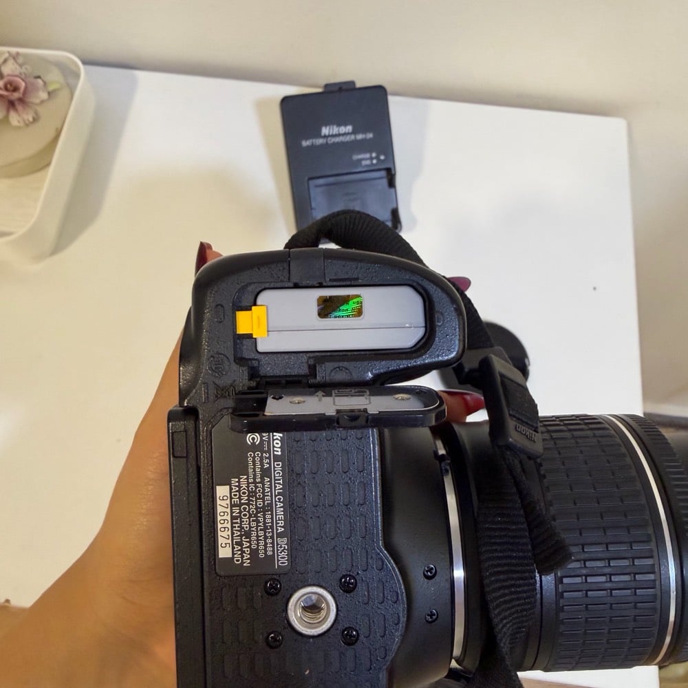كاميرة نيكون D5300 مع الشاحن والبطارية الاصليين + العدسة الاصليه (مستعمل بحالة ممتازة)