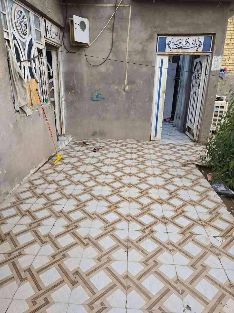 سلام عليكم بيت حي الحكيم نزله ماركت علي المساحه 250 متوفرة جميع الخدمات مجاري مااء مدارس غريب عن الصبح  مستوصف كهرباء يتكون البيت من ستقبال صبب وغرفتين ومطبخ وهول سندويش السعر38 وبي   مجال للشراي *********** انتصال عل رقم خاص مفتوح

