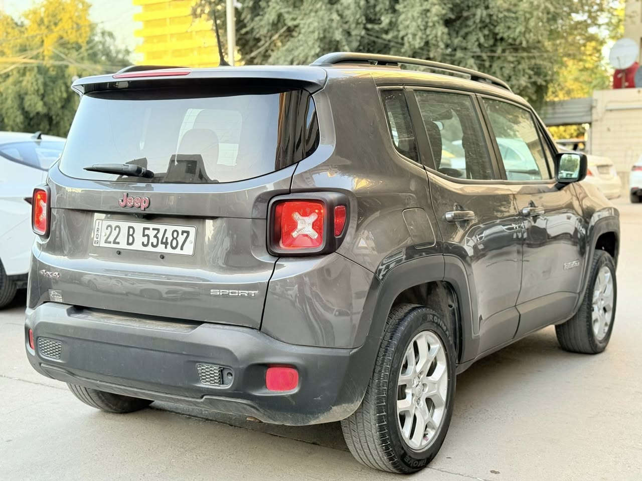 السلام عليكم 
للبيع Jeep رنكد      موديل(2017)
وارد امريكي   
صور الحادث مرفقه 
الموصفات 
بصمه 
شاشه كبيره
فول تحكم 
مكينه 2400 المرغوب 
سايد بريك بصمه 
فور ويل 
السعر 123$ مجال بسيط 
مكان السياره بغداد مجمع الصالحيه 
الهاتف ***********
