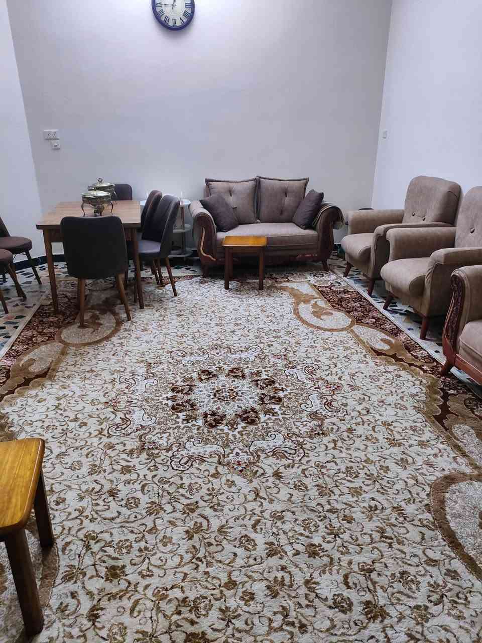 للبيع 
بالفلوجه/ منطقه وفيه العاني قرب المستشفى  بيت  350mممكن  ان يتخور مجمع طبي او سكن متكون من طابقين الطابق الارضي غرفتين نوم واستقبال وصاله ومطبخ حار وبارد وصحيات خارجيه وداخليه وحديقه وكراج والطابق الأول غرفتين نوم وصاله وصحيات  البيت ع شارع 10m وحديقه التفاصيل / مكتب المانع للعقار ***********واتساب //***********
