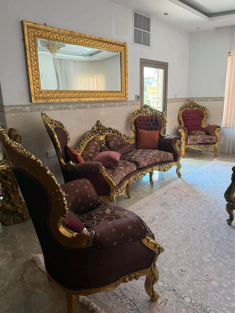 تاقم قەنەفەی ١٠ نەفەری زۆر تازە و  جوان کلاسیکی بۆفرۆشتن نە دراوی نە شکاوی نیە
لە سلێمانیم
***********
