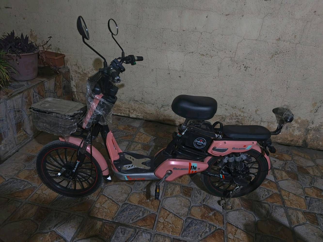 سلام عليكم شحن لون وردي2023 للبيع اربع بطاريات جدد تاير خلفي جديد وبلوتوث وقفل كشن وقفل تاير ويا بصمتين وسويجين بايسكل شرط نضافه العنوان كركوك واسطي السعر انتَ تحدد 