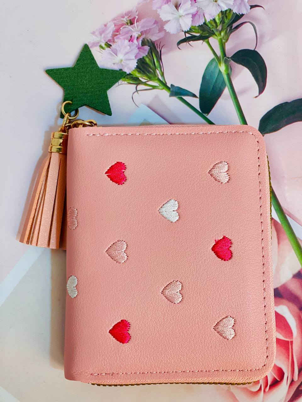 محفظة Zimoer النسائية الأنيقة 🎀
محفظة صغيرة تصميمها يخبل للبنات والنساء 💖
مزينة بنقش قلوب مطرزة ودلاية نجمة كيوت تضيفلها لمسة فخامة ولمعان ✨⭐

💼 عملية وخفيفة، مناسبة للطلعات والاستخدام اليومي
💖 خامتها مرتبة وتصميمها ناعم وجذاب

الألوان المتوفرة:
🌸 وردي
🍷 ماروني
🖤 أسود
❤️ أحمر
دللي نفسج بأحلى أكسسوار يكمل أناقتج 🎀 

السعر 5الف دينار فقط 😳
🚘يوجد خدمة توصيل لجميع محافظات العراق ٤ الاف🚘


**إذا كنت صاحب هذا الإعلان وتريد حذفه لأي سبب، رجاءا أرسل رسالة إلى الدعم الفني**