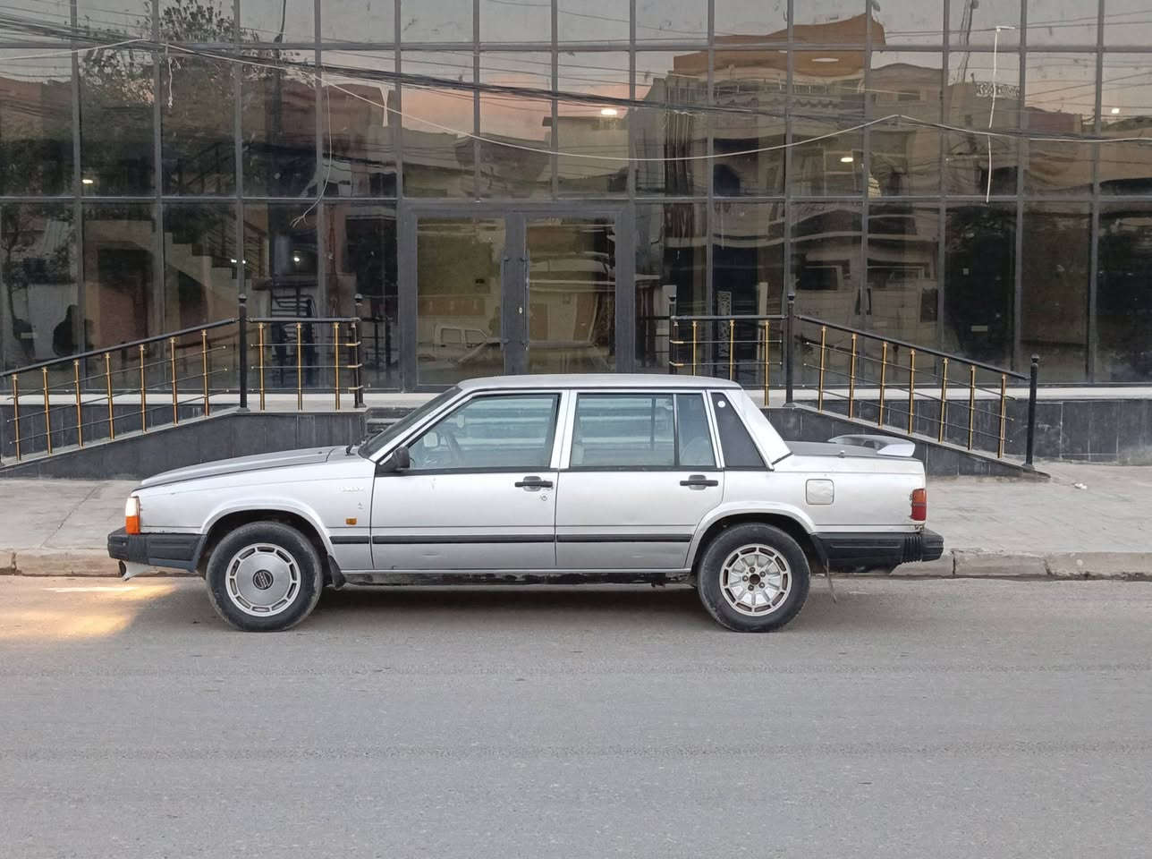 فالفو حجم 740 صبغ شركه سياره نظيفه
محرك 4 سلندر بخاخ بلادي

كير عادي ومحرك مكفولات
موديل 1989
رقم نينوى مشروع  وطني

سنويه الئ  2029 بأسمنه

تحويل بنفس اليوم 

السعر  35 $ ورقه 

المكان موصل 

اتصال فقط ***********
