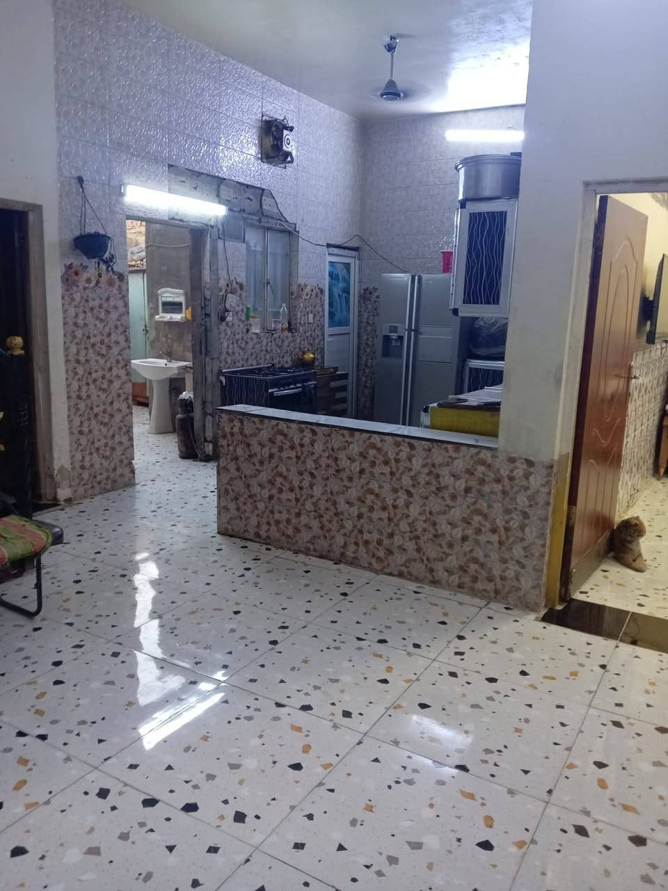 سلام عليكم بيت لبيع حي طارق بشارع لقديم قرب بستان ابو ياس لمساحه 150يحتوي على غرفتين نوم،+ستقبال +صاله يوجد كافه لخدمات ***********
