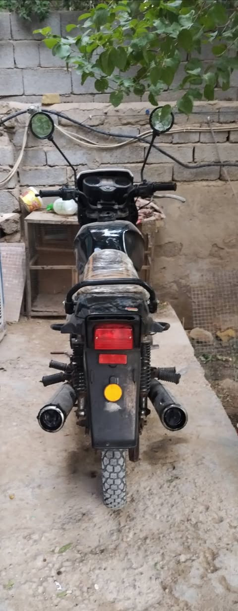 السلام عليكم دراجة جاوه للبيع كلها على الابلاد  محرك ما مفتوح السعر 850 المكان (كوت) الرقم ***********
