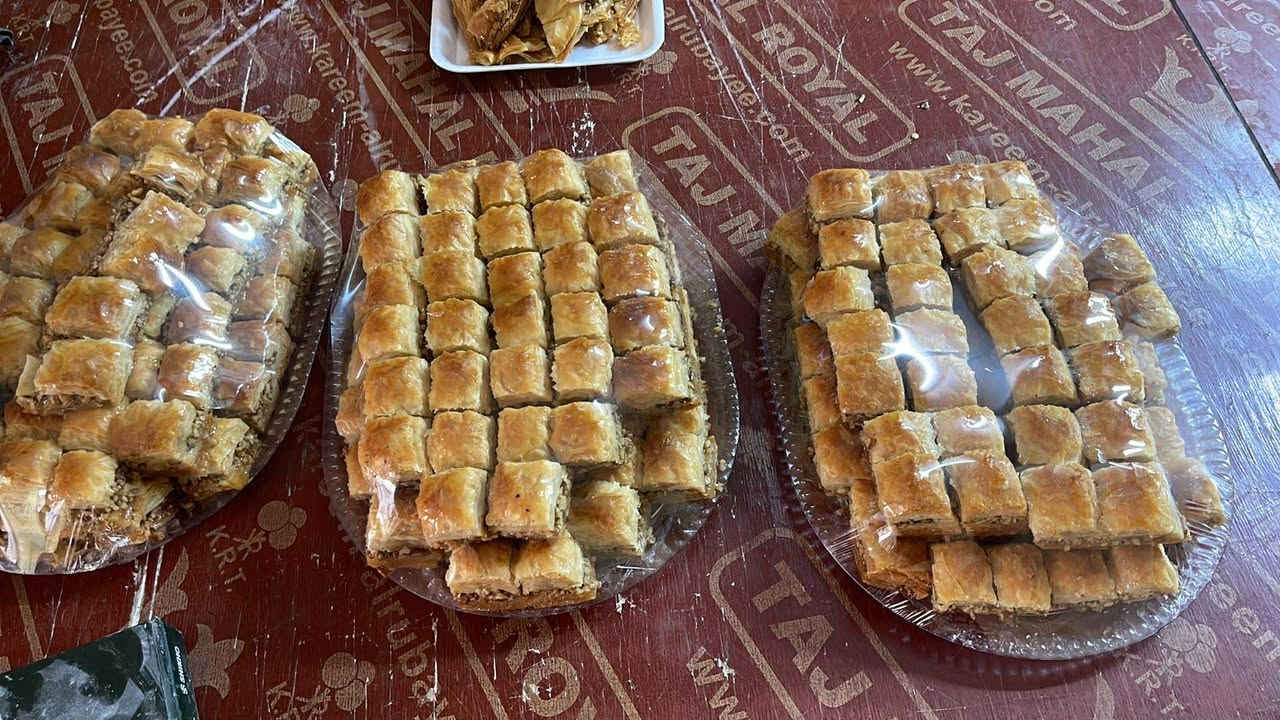 السلام عليكم يتوفر حلويات نور المصطفى جمله ومفرد بقلاوه جوز  ملفوف جوز زنود الست بالقشطه موصل حي الوحده سايدين الكنيسه رقم الهاتف ***********
