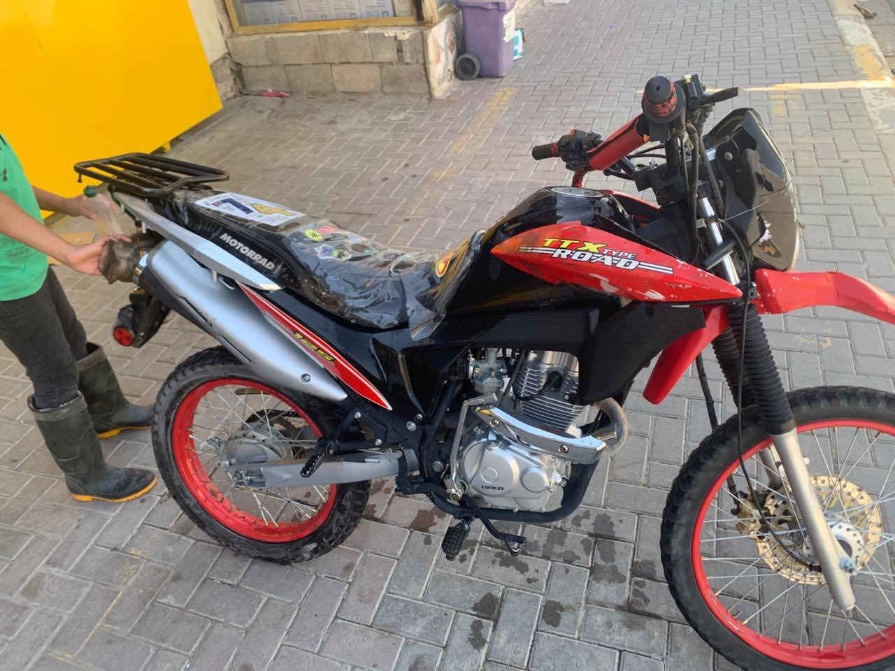 سلام عليكم قفاز 2023  محرك 150cc نص نگرة بي خيط تبخير نشاط فول وشلعة ومعدل شرط جيب وياك فيتر ممفتوح شرط على وضع الشركة بس خيط التبخير مكانه تكريت شارع الاربعين قرب مطعم العريش ‭+964 770 537 6805‬
