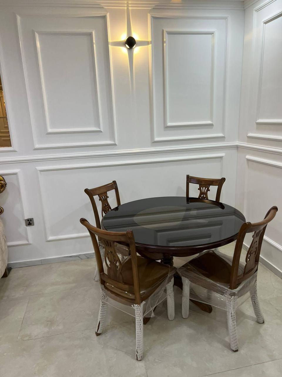 شقة  للبيع في جوهرة المحيط خلف مرور الكاظمين المساحه 170 متر مطلوبة قرض للمصرف العقاري 125 مليون مسدد منها تقريبا 15 مليون غرفتين نوم وحده سويت 
صالتين مطبخ امريكي مفتوح  ثلاث حمامات طابق الثالث خمس سبالت مركزيه سقوف سعر المتر 1400 دولار القرض العقاري ينقص من المبلغ الكلي في حال رغبة المشتري بتحويل القرض
للتواصل :***********
