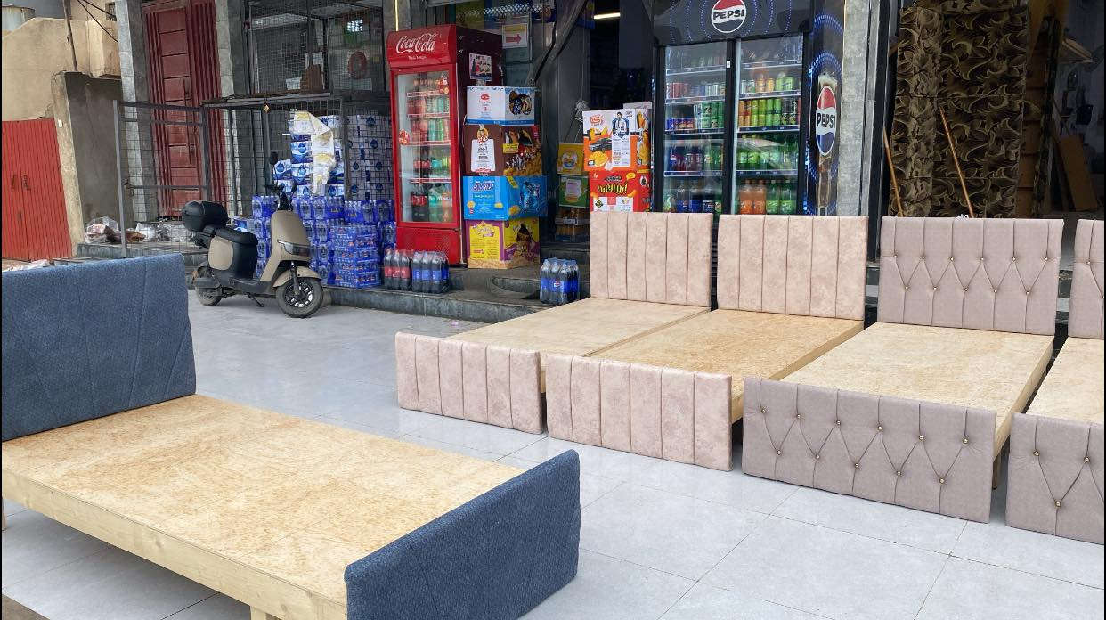 #بسعر مغري وتنافسي

#دوشمةونجارةالتاج

� تخت عراقي للبيع مباشر من المعمل 📢 

✅ صناعة محلية متينة وبجودة عالية
✅ خشب قوي ومدعّم، يتحمل أوزان ثقيلة
✅ ظهر مبطن بألوان وأقمشة عصرية (اختيار حسب الطلب)
✅ أرجل خشب صلبة وثابتة 

⚒️ متوفر قياسات وألوان حسب رغبتكم
🚚 خدمة توصيل متوفرة

📞 للاستفسار والطلب:اتصال او واتساب
***********.   ***********.  ***********
