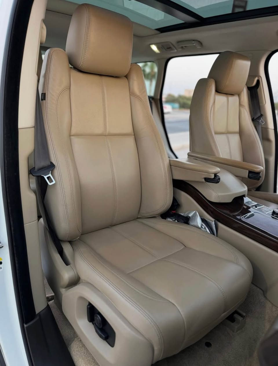 2016 Range Rover Vogue HSE – GCC Specs | Full Option | Panoramic Roof

A genuine GCC-spec vehicle in excellent condition with a full luxury package and premium factory options.

Vehicle Details:

* Model: 2016 Range Rover Vogue HSE
* GCC Specification
* 3.0L Supercharged V6 Engine (380 HP)
* 8-Speed Automatic Transmission
* Intelligent 4WD
* Full Option
* Panoramic Sliding Roof
* Premium Leather Interior
* Heated & Ventilated Memory Seats
* Meridian Premium Sound System
* Soft Close Doors
* Keyless Entry & Push Button Start
* Navigation System
* 360° Surround View Camera
* Front & Rear Parking Sensors
* Adaptive Air Suspension
* Terrain Response 2
* Adaptive Cruise Control
* Blind Spot Monitoring
* Power Tailgate
* LED Signature Headlights
* Factory Alloy Wheels

Inspection available in Sadat City or Sheikh Zayed.

📲01120870709 مركز السادات, المنوفية


**إذا كنت صاحب هذا الإعلان وتريد حذفه لأي سبب، رجاءا أرسل رسالة إلى الدعم الفني**