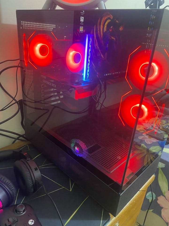 ⸻

🔥 للبيع PC Gaming Setup كامل بحالة ممتازة مع جميع الكارتونات والملحقات 🔥

المواصفات:

* 🎮 كرت شاشة: MSI GeForce RTX 5060 Ventus 2X OC
* ⚙️ المعالج: if15500F
* 🧠 الرام: 16GB DDR4
* 🖥️ اللوحة الأم: ASUS PRIME H610M-K D4 ARGB
* 🔋 مزود الطاقة: Thermalright TB 650W 80+ Bronze (ATX 3.0)
* ⌨️ كيبورد ميكانيكي: Stinger Hawk-Eye SK-400
* 🖱️ ماوس: Redragon Cobra M711
* 🖥️ شاشة Patriot
* 🎧 هيدسيت ريد دراكون
* 🎮 يد Xbox كيم سير
* 🖱️ ماوس باد Kunai
* 💡 كيس RGB مع مراوح وإضاءة ARGB.

:
✅ جميع الكارتونات الأصلية موجودة.
✅ جميع الملحقات موجودة.
✅ الجهاز نظيف جدًا وجاهز للاستخدام مباشرة.
✅ مناسب للألعاب الحديثة، التصميم، والمونتاج.
✅ سبب البيع: عدم الاستعمال

💰 السعر: مليون وسبعمية و بي مجال

📩 للتواصل خاص.
***********
⸻
