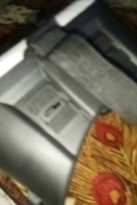 هذه نظارة VR Box ثلاثية الأبعاد، بحالة جيدة جداً وتستخدم لمشاهدة الأفلام والألعاب بتقنية الواقع الافتراضي بواسطة الهاتف الذكي. سهلة الاستخدام والتوصيل. مثالية لمحبي التكنولوجيا والترفيه الرقمي.