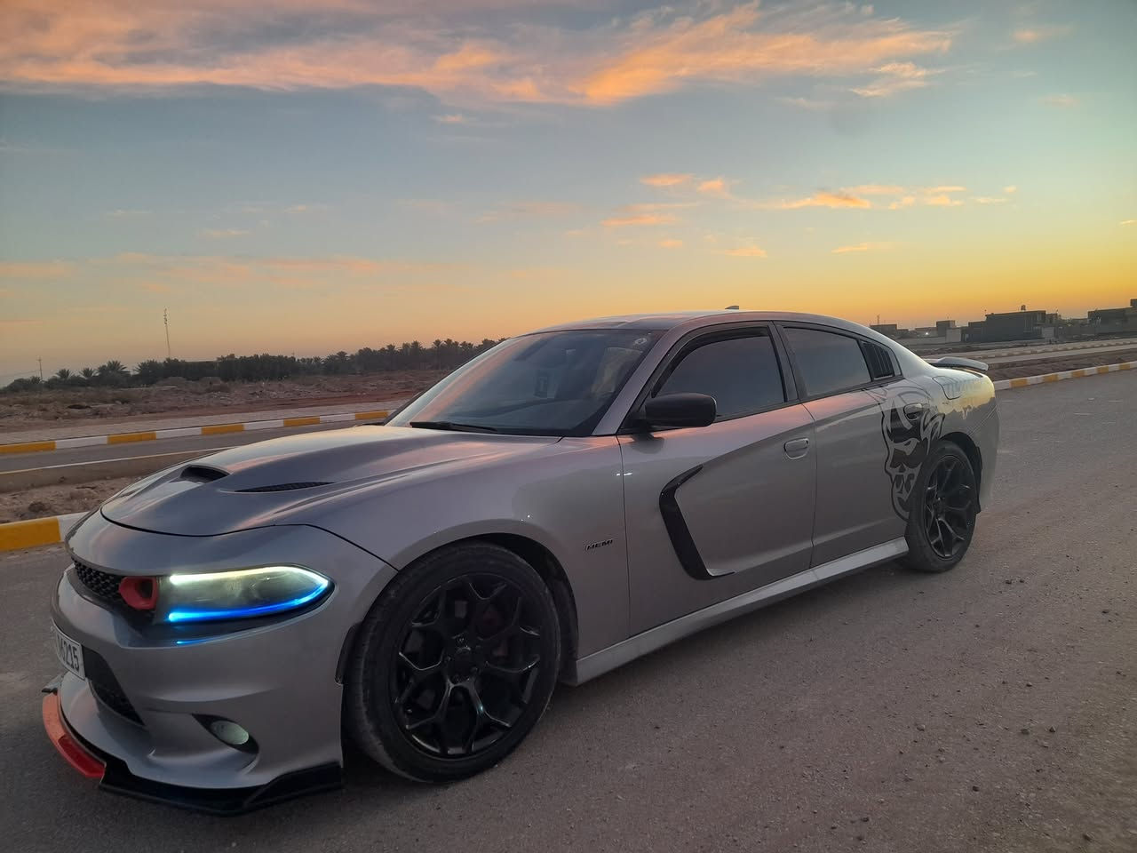 السلام عليكم للبيع جارجر موديل ٢٠١٦ وارد أمريكي ضرر بس بنيد بدون دواخل رقم بصره دولي بسمي مشروع وطني السياره مكفوله من الضربه مكينه كير صدر تخم تاير تبريد كله جديد مال جناي سياره جديده معنه الكلمه السعر ١٦٥ وبيه مجال للشراي الستفسار ***********
