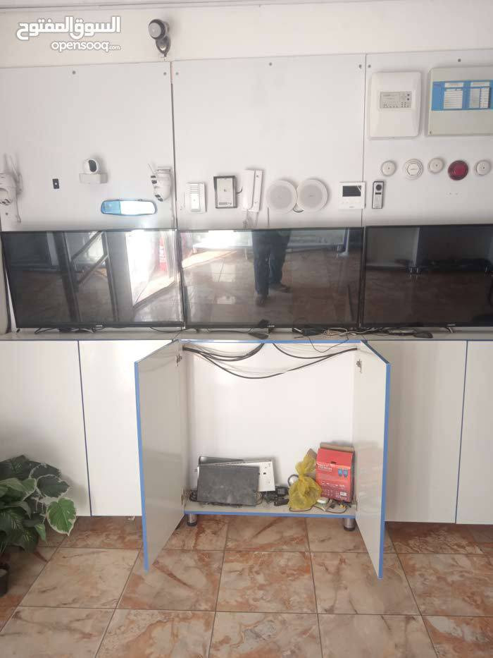 فاترينات عرض للبيع عدد ثلاثه سعر القطعه 75 الف تواصل على رقم *********** ارتفاع 2 م و80 سم عمق 40 سم عرض 1 متر
