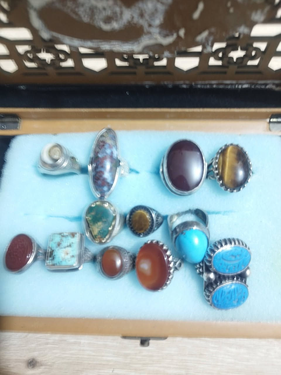 يا الله تقريبن 15محبس لو اكثر كله صيافه يدويه و1000 بيهن تحف وبيهن نواقم وكله قديم تقريبن شكم قطعه جديدات 
بيعه وحده تريد مفرد سعر يختلف يفيدن واحد على باب الله 
مكاني بغداد رقم ***********
@الجميع
